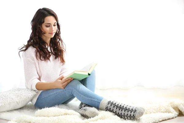 Mooie jonge vrouw met grote jeans en meetlint, geïsoleerd op wit — Stockfoto