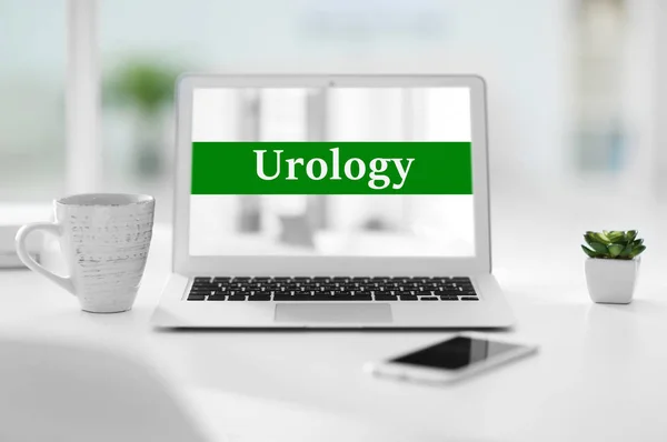 Moderní přenosný počítač s aplikací word urologie na obrazovce — Stock fotografie