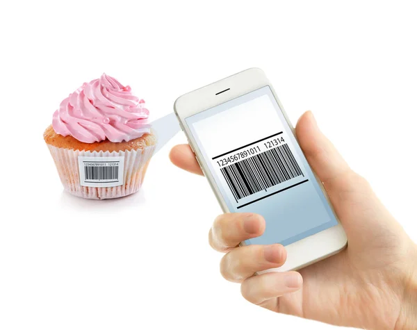 Vrouw met behulp van toepassing voor het scannen van de barcode — Stockfoto