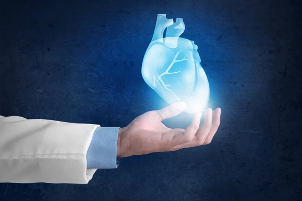 Kardiolog hand med hjärta — Stockfoto