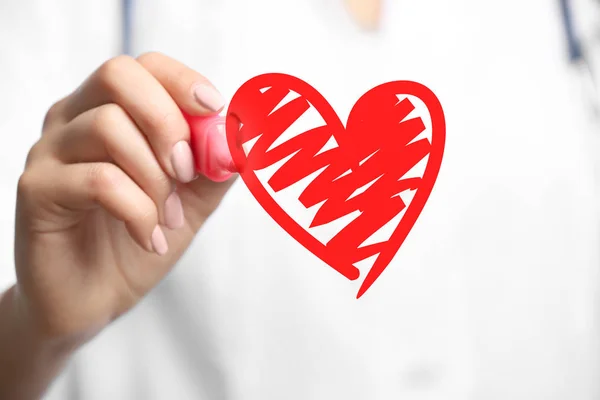 Cardiologist drawing heart — Stock Photo, Image