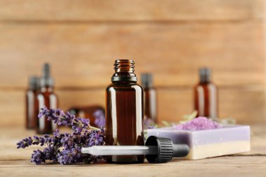 aroma yağı ile şişe