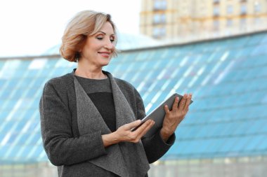 İş kadını elinde tablet tutuyor