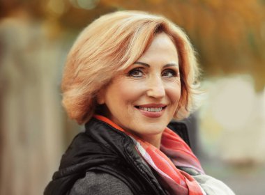 Muhteşem bir orta yaşlı kadın