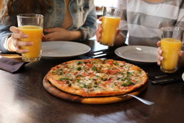 Portakal suyu ve pizza ile
