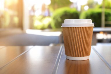 Kağıt bardak lezzetli sıcak kahve ile