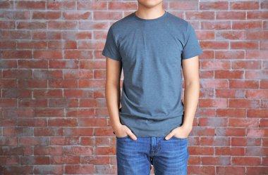 genç adam boş gri t-shirt