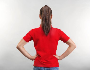 Kendinden emin genç bir kadın.