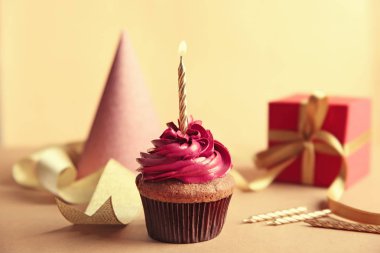 Hediye kutusu ile doğum günü kek