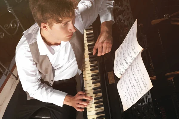 Молодой Человек Играет Фортепиано — стоковое фото