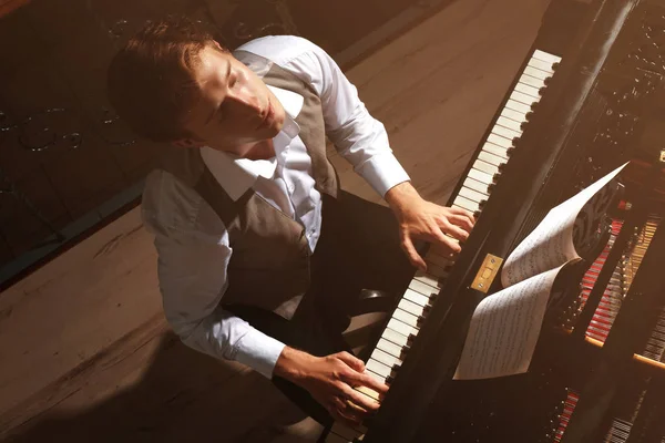 Junger Mann Spielt Klavier — Stockfoto