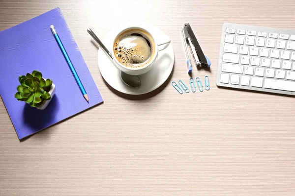 杯咖啡与 office 工具 — 图库照片
