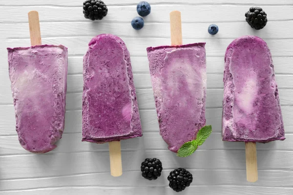 Смачні фрукти морозивом — стокове фото