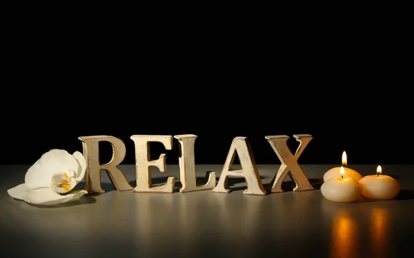 Word Relax ahşap harflerin — Stok fotoğraf