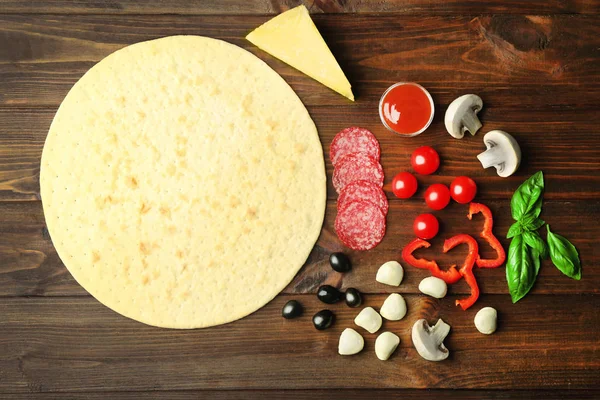 Сырая пицца — стоковое фото