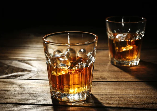 加冰的威士忌酒的眼镜 — 图库照片