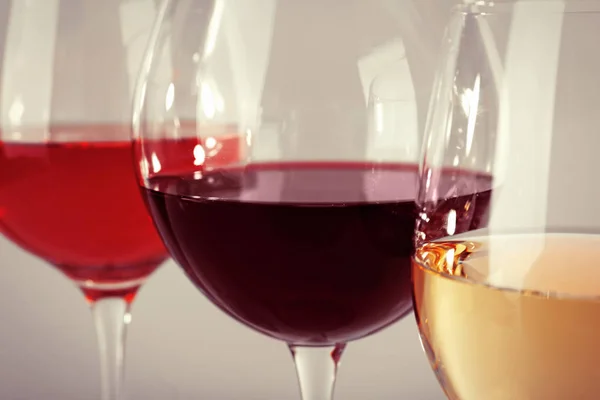 Wijnglazen met verschillende soorten wijn — Stockfoto