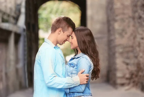 Bonito jovem casal — Fotografia de Stock