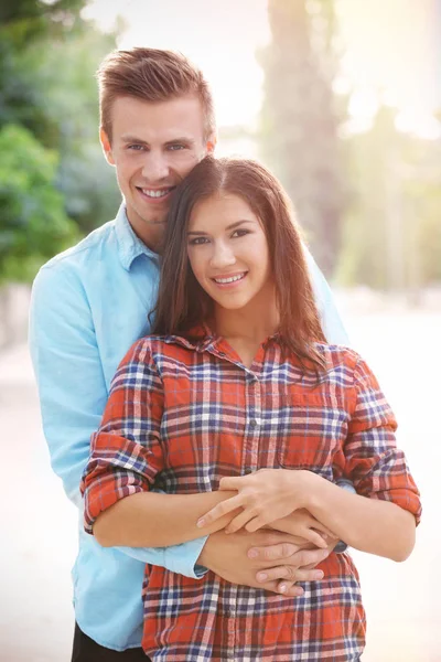 Bonito jovem casal — Fotografia de Stock