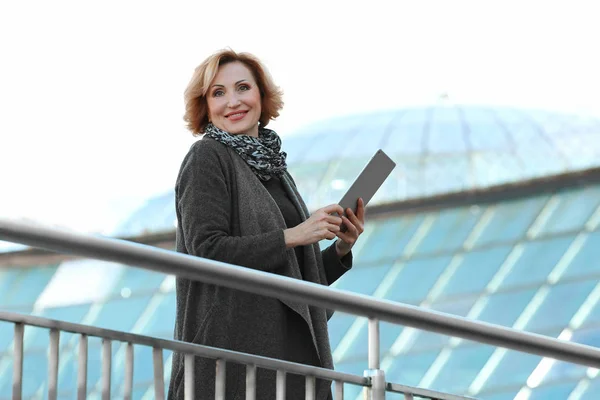 Businesswoman holding tablet — Stock Photo, Image