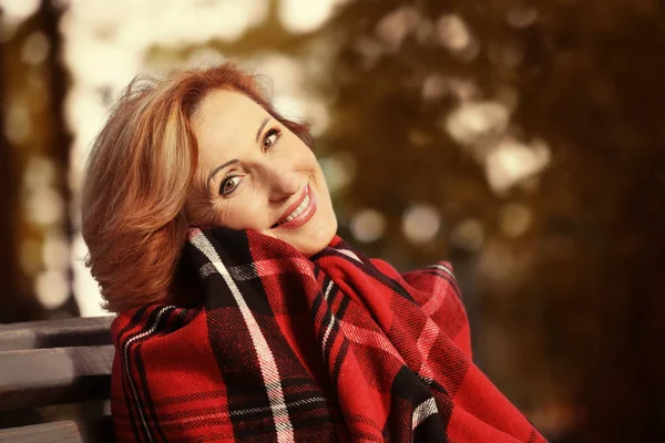 Mulher com cobertor no parque de outono — Fotografia de Stock