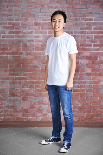 Asiatisk man i blank vit t-shirt — Stockfoto