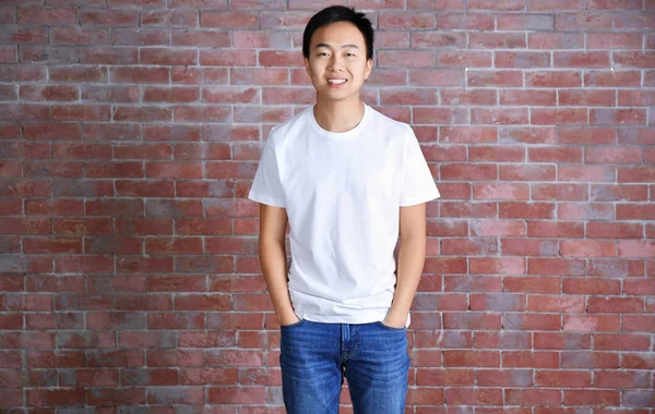 Hombre asiático en blanco camiseta blanca — Foto de Stock