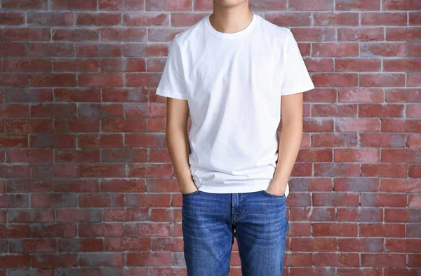 Hombre joven en camiseta blanca en blanco — Foto de Stock