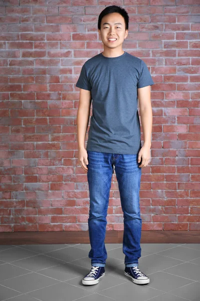 Ázsiai ember üres szürke póló — Stock Fotó