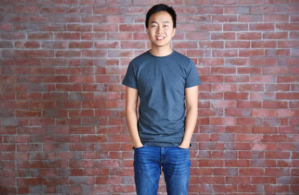 Hombre asiático en camiseta gris en blanco — Foto de Stock