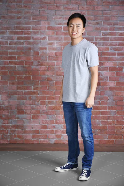 Asiatisk man i tomma grå t-shirt — Stockfoto
