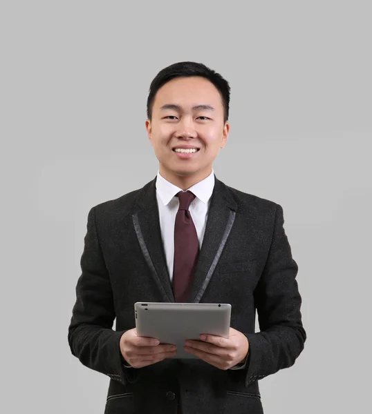 Tablet bilgisayarlı Asyalı adam — Stok fotoğraf
