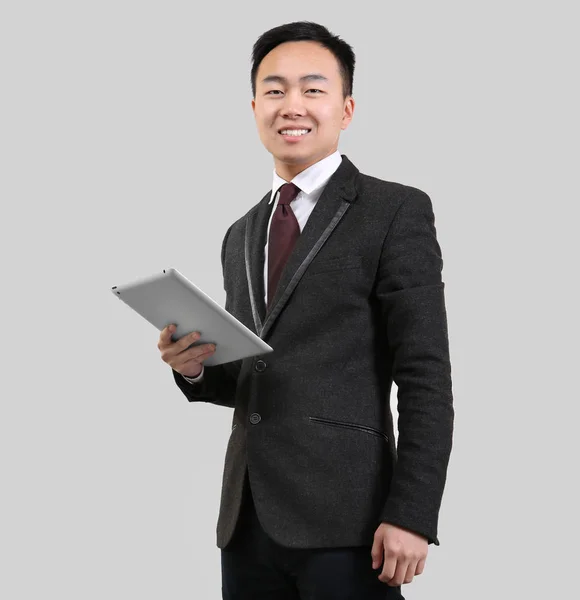 Азиатский человек с планшетным компьютером — стоковое фото