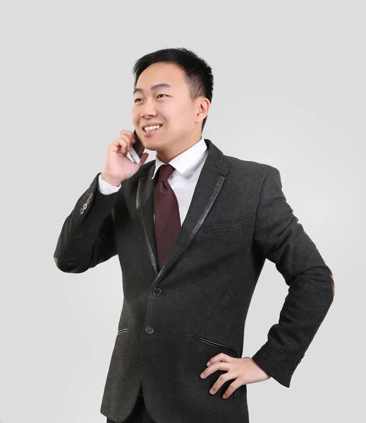Asiatiska man talar av mobiltelefon — Stockfoto