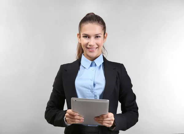 Selbstbewusste junge Frau — Stockfoto