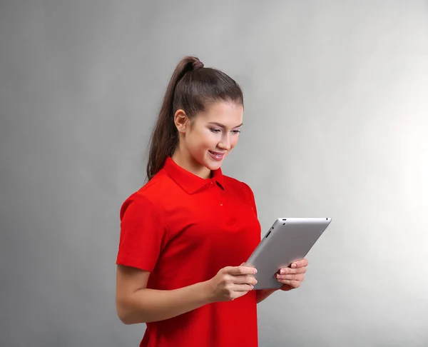 Schöne junge Frau — Stockfoto