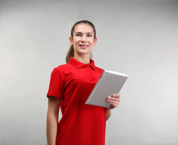 Schöne junge Frau — Stockfoto