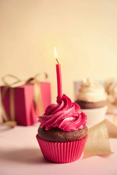 Birthday cupcakes med presentask — Stockfoto