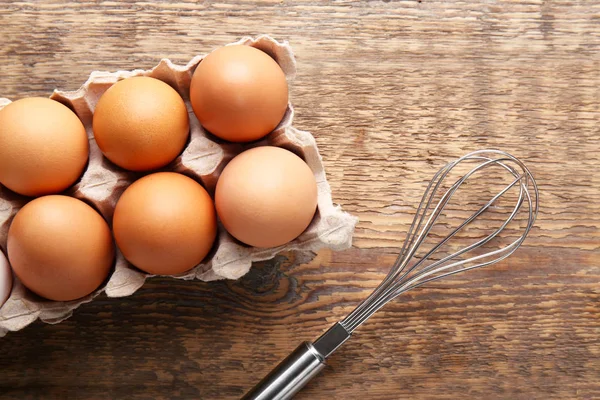 Surowe jaja w pakiecie — Zdjęcie stockowe