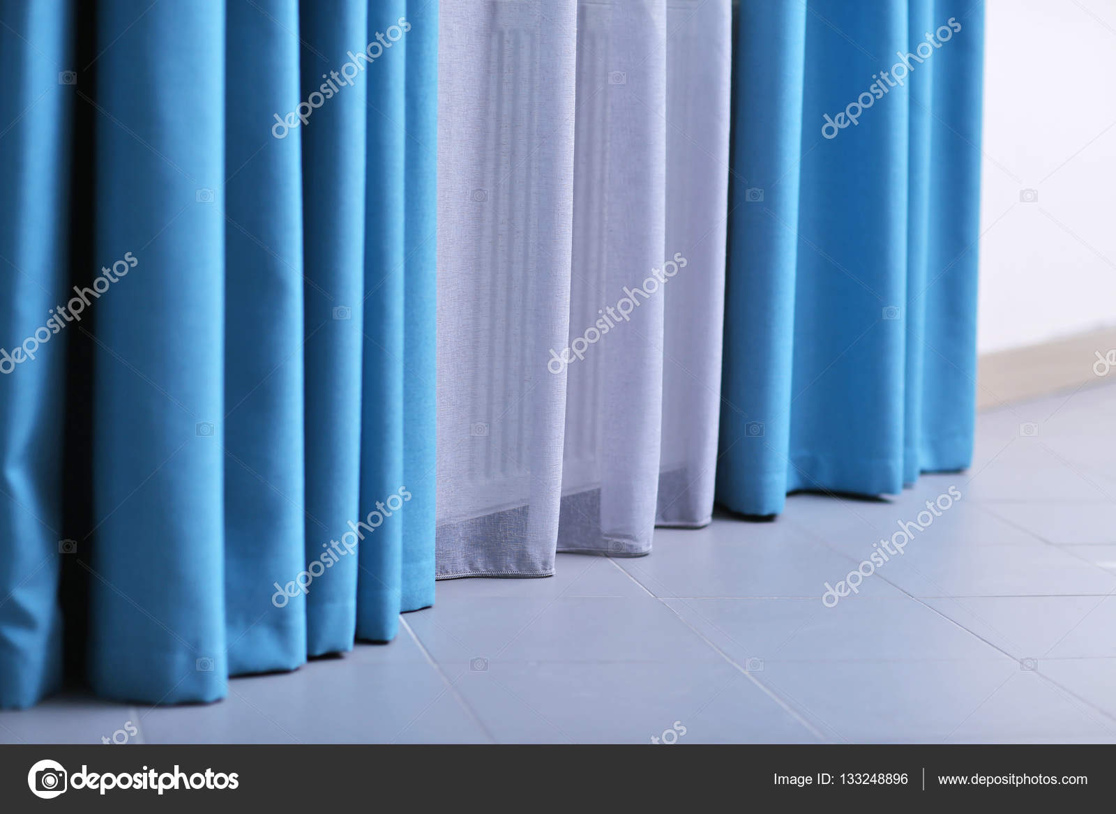 witte en blauwe gordijnen — Stockfoto © belchonock #133248896 witte en blauwe gordijnen — Stockfoto © belchonock #133248896