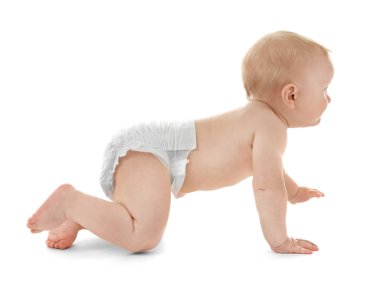 Beyaz arka plan üzerinde sürünerek bebek
