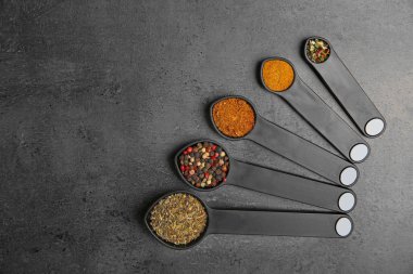 kaşık içinde farklı baharatlar