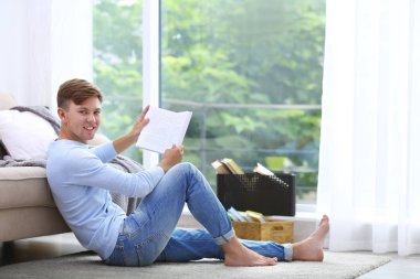 yakışıklı delikanlı okuma kitabı  