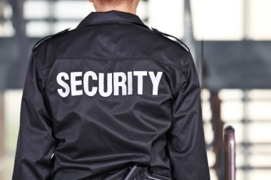 Geri duran güvenlik görevlisi