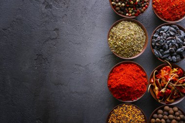 kase içinde farklı baharatlar
