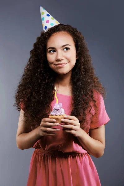 Menina africana com bolo de aniversário — Fotografia de Stock