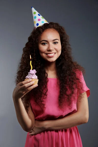 Ragazza africana con torta di compleanno — Foto Stock