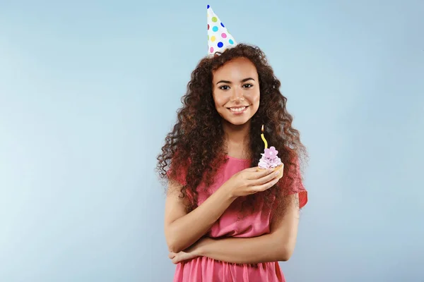 Chica africana con pastel de cumpleaños —  Fotos de Stock