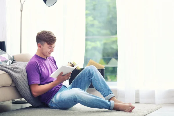 Mladý pohledný muž čtení kniha — Stock fotografie