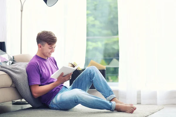 Jovem homem bonito leitura livro — Fotografia de Stock